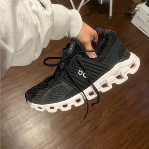 Women’s OnCloud Tennis Shoes Size 7